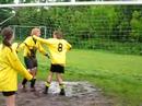 Cythia en Renee op het voetbalveld