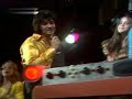 Peter Orloff - Jeder hat dich gern, doch nur einer hat dich lieb (D) 1972

Alle die dich sehn würden gerne mit dir gehn
jeder hat dich gern doch nur einer hat dich lieb.
Glücklichsein mit dir das darf keiner außer mir
jeder hat dich gern doch nur einer hat dich lieb.

Und wenn wir uns abends auch trennen
du kannst ja schon träumen, was wir noch versäumen
und mit dem Gedanken dann schlafengehn:
einer hat dich lieb und das bin ich.

Teeny girl, Teeny love du hast mich angelacht
und ich habe erst gedacht
du wärst ein Engel ohne Flügel
und eine Liebesgeschichte begann
wie sie nicht schöner sein kann.

Alle die dich sehn würden gerne mit dir gehn
jeder hat dich gern doch nur einer hat dich lieb.
Glücklichsein mit dir das darf keiner außer mir
jeder hat dich gern doch nur einer hat dich lieb.

Und wenn wir uns abends auch trennen
du kannst ja schon träumen, was wir noch versäumen
und mit dem Gedanken dann schlafengehn:
einer hat dich lieb und das bin ich.

Teeny love du bist mein Talisman
mit dem mein Glück begann
manchmal da denk ich ich träume
den Schlüssel für dein Herz geb ich nie her
denn täglich lieb ich dich mehr.

Alle die dich sehn würden gerne mit dir gehn
jeder hat dich gern doch nur einer hat dich lieb.
Glücklichsein mit dir das darf keiner außer mir
jeder hat dich gern doch nur einer hat dich lieb.

Und wenn wir uns abends auch trennen
du kannst ja schon träumen, was wir noch versäumen
und mit dem Gedanken dann schlafengehn:
einer hat dich lieb und das bin ich,
einer hat dich lieb und das bin ich.
einer hat dich lieb und das bin ich.