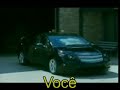 Volt da GM fará 98 quilômetros por litro. Modelo da montadora americana entra na disputa com o Prius, da Toyota. O discurso ambiental continua a influenciar a indústria automobilística. Agora, na briga pelo mercado de carros ecologicamente corretos, a General Motors anunciou que o modelo elétrico Volt  movido por um motor elétrico e uma bateria com 65 quilômetros de autonomia -- fará 98 quilômetros por litro na cidade. Até hoje, o modelo verde mais vendido do mundo é o híbrido Prius, da concorrente Toyota, lançado em 1997 e com mais de 1 milhão de unidades vendidas em todo o mundo. O carro da montadora japonesa, no entanto, faz apenas 20 quilômetros por litro. O Volt é uma dos principais investimentos da montadora para recuperar a fatia do mercado que perdeu desde que seus problemas financeiros se intensificaram com a crise mundial. Os primeiros veículos Volt devem ser postos à venda já no ano que vem, cada um avaliado em 40.000 dólares. Até 2011, a GM pretende lançar 25 unidades para venda. Tanto investimento tem explicação: especialistas acreditam que esses modelos podem responder por 10% da venda total de veículos nos próximos quatro anos. Apesar das poucas unidades, a GM pretende reforçar sua imagem de empresa verde, enquanto tenta colocar as contas em dia depois da recente saída da concordata. A nova direção da GM disse que vai trabalhar para levar os produtos ao mercado o mais rápido possível. O presidente executivo da montadora, Fritz Henderson, disse que ainda é preciso buscar um fluxo de caixa positivo no ano que vem, além de estabelecer uma meta de lucro para 2011.