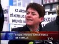 Grupe veprimtarësh për të drejtat e grave protestuan sot në Prishtinë kundër dhunës në familje e cila gjatë këtij viti u ka marrë jetën dhjetë personave. Vetëm në nëntë muajt e parë të këtij viti janë raportuar 860 raste të ushtrimit të dhunës në familje dhe shumica e viktimave janë gratë