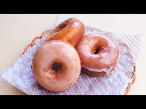 レシピ - イーストを使ったふわふわで軽い口当たりのリングドーナツ。チョコをかけたりシナモンシュガーをまぶしたり、トッピングも変えて楽しんでみてね♪...