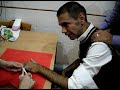 scimmi e la depilzione delle mani