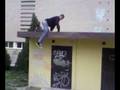ragazzo ke nn riesce a scendere da 1 muretto bassissimo