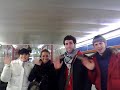 Carini e coccolosi nella metro di Madrid