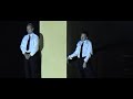 von AischylosPremiere am 7. Oktober 2006Regie: Dimiter GotscheffBühne und Kostüme: Mark LammertMit: Margit Bendokat als Chor | Almut Zilcher als Atossa | Samuel Finzi als Xerxes, Bote | Wolfram Koch als Schatten des Dareios, Bote480 v. Chr. verloren die Perser in der Schlacht bei Salamis gegen die von ihnen lange unterdrückten Griechen. Acht Jahre später schrieb ein Grieche aus der Sicht des besiegten Feindes die älteste überlieferte Tragödie der Weltliteratur. Die Perser: Ein Volk begreift, dass es ausgespielt hat. Ein »organisierter Nervenzusammenbruch«, so Durs Grünbein, ein einziger langer Schrei, übertragen in Worte. Aischylos lässt die Verantwortlichen für das Fiasko auftreten, vom Chor des Ältestenrates bis zu Xerxes, dem geschlagenen Feldherrn und König. Er wagt einen Blick auf gegenwärtige Geschichte, der Vergangenheit und Zukunft einbezieht. Die Sieger von heute sind bald wieder die Besiegten von morgen. Auch wenn die Toten verscharrt werden, sind sie präsent. In seiner Theaterarbeit ging es Dimiter Gotscheff stets um die klassisch griechische Tragödienwirkung einer umfassenden, auch körperlichen Reinigung.