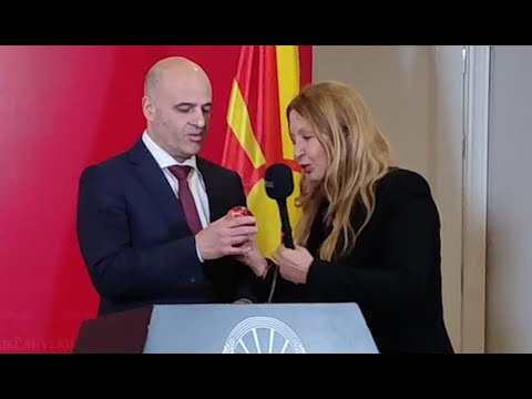 Беновска връчи червена ябълка на Ковачевски, премиер на Северна Македония