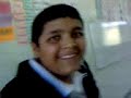 un grupo de chavoa hacen el aseo Xd
