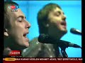 Mor ve Ötesi - Deli - Eurovision 2008aranıyor sahibi ruhumun,tam yerine mi düştüm?direniyor faili tutkunun,kızmış ve küçülmüş.aranıyor sahibi ruhumun,tam yerine mi düştüm?direniyor, direniyor, direniyor...beni büyütün, ağlatmayın,sevginiz nerde, övündüğünüz?beni büyütün, aldatmayın,sahte düşlerle oyalamayın.aranıyor sahibi ruhumun,tam yerine mi düştüm?direniyor faili tutkunun,kızmış ve küçülmüş.aranıyor sahibi ruhumun,tam yerine mi düştüm?direniyor, direniyor, direniyor...beni büyütün, ağlatmayın,sevginiz nerde, övündüğünüz?beni büyütün, aldatmayın,sahte düşlerle oyalamayın.bir yarım akıllı, bir yarım delidört yanım akıllı, bir yanım deliherkes akıllı, bir ben delibir ben deli, bir ben deli...beni büyütün, ağlatmayın,sevginiz nerde, övündüğünüz?beni büyütün, aldatmayın,sahte düşlerle oyalamayın.
