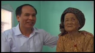 Đồng chí Bí thư Thành ủy thăm, tặng quà các gia đình chính sách, người có công nhân dịp 27-7