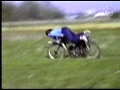 Cicciona vuole impennare con la moto ma.... Cicciona vuole impennare con la moto ma....