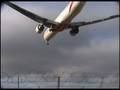 videos de Emirates 777 landing at gatwick