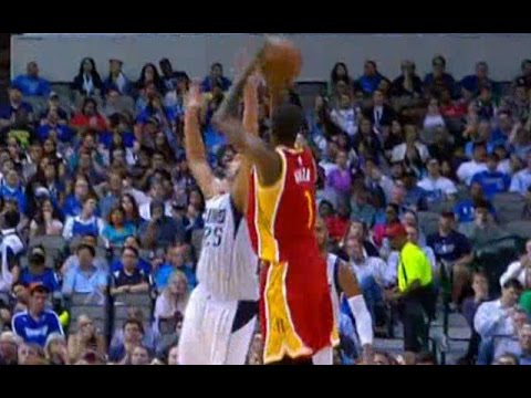 Trevor Ariza hits a three in Chandler Parsons' face