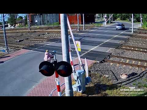 Kobieta dostała szlabanem i upadła w pobliżu torów