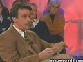 Jornalista que ri do entrevistado