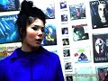 la veille de cette session avec brisa roch� c'etait un peu la panique. bloqu�s que nous �tions autour du divan du monde, on se devait de trouver un endroit pour que brisa et son guitariste puisse nous offrir quelques morceaux  acoustiques de son dernier album. ne trouvant ni appartement, ni bar, ni hotel, on passe devant les boutiques de guitare trop petites, les �piceries marqu�es concert � emporter quand tout � coup l'un de nous se rappelle que bien des ann�es avant il venait d�penser l'argent qu'il n'vaait pas pour acheter des tonnes de cd's chez l'un des meilleurs disquaires d'occases de paris, plus de bruit. 
c'est ainsi que le lendemain, on se retrouve avec brisa roch�, rue de la rochefoucauld. le temps s'est arr�t�, rien n'a chang� dans la boutique, sauf la petite barbichette du patron, heureux de nous accueillir et d'avoir son mini concert priv�. 
on ne saura trop le remercier de nous avoir permis de vivre ce moment simple et g�n�reux, � l'image de sa boutique. tout le monde et brisa la premi�re aura sucomber � l'amour de la musique qui se d�gage de cet endroit. un petit coin de paradis qui ne pouvait que plaire � l'ange brisa roch� ! 

un grand merci � plus de bruit (35 rue de la rochefoucauld, 75009 paris) et � delphine. 

www.myspace.com/brisaroche

www.lecargo.org