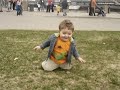 gateando en el parque