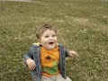 gateando en el parque