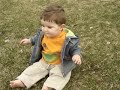 gateando en el parque