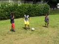 Nicolas peloteando con los amigos