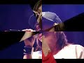 Kelly Clarkson  versus her in ear monitor