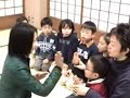 http://warabeuta.org/ しょうがっつあんの 　こらすときあ　なんもって　こらす？　ゆみと　はごいたと　こしにさして　こらす　なくもんな　かんぶくろに　へへこんで　こらす　なかんもんは　ぶっちば　たもとにいれて　くいくいくいくい　こらすsyougattuan-no    korasu-tokya   nan-motte   korasu？   yumi-to   hagoita-to   kosi-ni-sasi-te   korasu naku-mon-na   kanbukuro-ni   hehe-kon-de   korasu   nakan-mon-ha   buttiba   tamoto-ni   ire-te   kwikwikwikwi   korasu