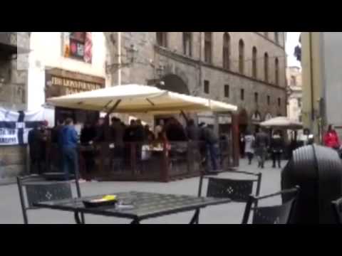 I tifosi inglesi all'esterno di un locale del centro - Video