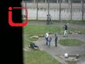 Des détenus de la maison d'arrêt de Fleury-Mérogis (Essonne) ont réussi à introduire une mini-caméra et ont filmé pendant plusieurs mois, à l'intérieur de leurs cellules, dans les douches et dans la cour de promenade.