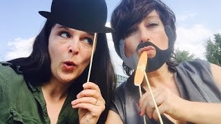 "IHR SEHT JA GAR NICHT LESBISCH AUS!?"