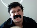 Galera, infelizmente o Douglas (chifrudo no vídeo) faleceu dia 17/03/10, eu (Érlichy) não tenho palavras p descrever a tristeza q estou sentindo nesse momento, o Douglas era uma pessoa muito pra cima, com ele não havia tempo ruin, qdo eu tive a idéia de fazer esse vídeo ele foi a 1ª pessoa q tive na cabeça, pelo talento e pela animação, antes esse vídeo p mim era motivo de graça, nesse momento é uma lembrança q tenho desse cara, q agora anima lá em cima, mas com esse vídeo continua animando aqui em baixo... vai com Deus amigo...