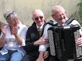 Gust schelstraete met hulp op de accordeon