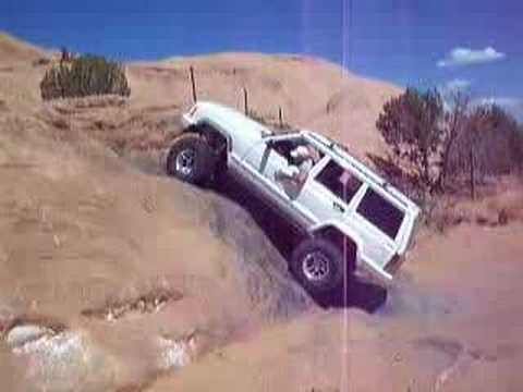 Jeep Cherokee succesfully climbing ...