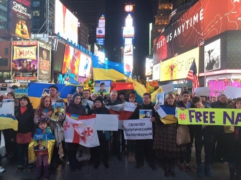 Нью-Йорк і Чикаго підтримали Савченко, а в Москві вивісили плакат з її фото та закликом “Живи!” Нью-Йорк і Чикаго підтримали Савченко, а в Москві вивісили плакат з її фото та закликом “Живи!”