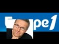 ce qu'il ya de surr�aliste dans cette entrevue c'est que la repr�sante parle de son produit, une brosse � dent avec p�te � dent int�gr� sans trop tenir compte des commentaires des chroniqueurs. c'est tellement vrai qu'au milieu de l'entrevue les chroniqueurs de moquent d'elle un peu mais elle continue sans broncher, sans d�crocher du produit qu'elle est de vendre. elle est vraiment mais vraiment d�di�e � sa soci�t� et est totalement in-d�-con-cen-tra-ble! les chroniqueurs s'en donnent � coeur joie � parler en m�me temps qu'elle. c'est incroyable. c'est dans l'�mission de laurent ruquier 