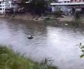 20112007 Burmese family crossing Moei River