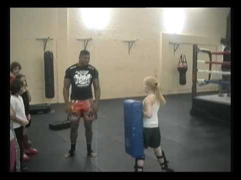 Alistair Overeem vs klein meisje