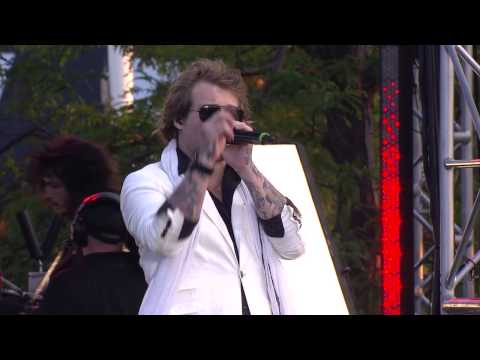Asking Alexandria perfom