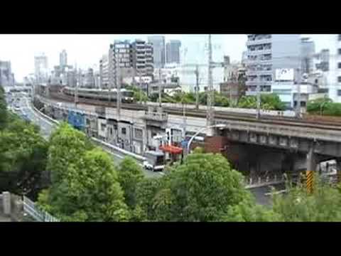 JR元町駅を発車する223系