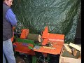 Waagerecht Holzspalter von Posch beim spalten von Buchenholz in 6 Scheite in einem Arbeitsgang mit dem 6-Fach-Messer. Durch die liegende Bauweise ist eine Verletzung oder ein Unfall mit dem Holzspalter nahezu unmöglich.