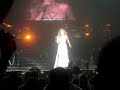 beyonce se pega el guarrazo de su vida, comiendose literalmente las escaleras de su concierto en los estados unidos. hubiera sido la oportunidad de oro para saber si es verdad lo que dicen de que lleva peluca, pero habr� que esperar a la siguiente ca�da, jeje. pobrecita xdd (en fin, s�, es la prueba de que es humana)
