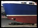sous le bateau