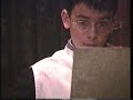 l'albert g�mez, violoncelista, en la missa matinal dels dissabtes de l'escolania.
