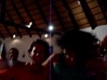 Negro terraja en fiesta de disfraces