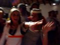 Negro terraja en fiesta de disfraces