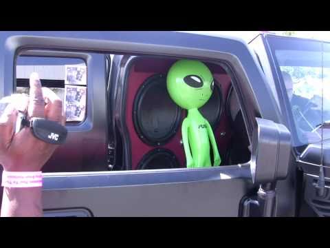 6 18s in a Hummer, Alien scared by Bass