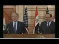 Jorge W Bush attaqué par une chaussure lol!!/Bush Dodges Shoes Thrown by Iraqi Journalist Jorge W Bush attaqué par une chaussure lol!!/Bush Dodges Shoes Thrown by Iraqi Journalist
