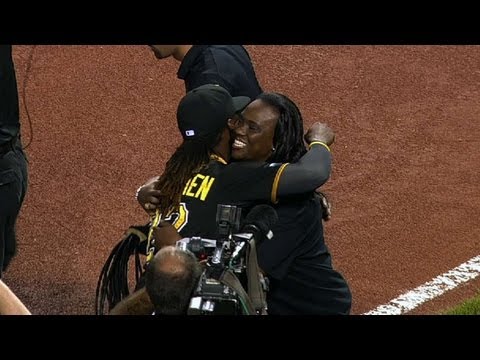 Video: NL WC: McCutchen's mom sings national anthem