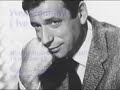 de prevert e kosma na voz de yves montand com  tradu��o : les feuilles mortes

oh ! je voudrais tant que tu te souviennes
des jours heureux o� nous �tions amis.
en ce temps-l� la vie �tait plus belle,
et le soleil plus br�lant qu'aujourd'hui.
les feuilles mortes se ramassent � la pelle.
tu vois, je n'ai pas oubli�...
les feuilles mortes se ramassent � la pelle,
les souvenirs et les regrets aussi
et le vent du nord les emporte
dans la nuit froide de l'oubli.
tu vois, je n'ai pas oubli�
la chanson que tu me chantais.

{refrain:}
c'est une chanson qui nous ressemble.
toi, tu m'aimais et je t'aimais
et nous vivions tous deux ensemble,
toi qui m'aimais, moi qui t'aimais.
mais la vie s�pare ceux qui s'aiment,
tout doucement, sans faire de bruit
et la mer efface sur le sable
les pas des amants d�sunis.

les feuilles mortes se ramassent � la pelle,
les souvenirs et les regrets aussi
mais mon amour silencieux et fid�le
sourit toujours et remercie la vie.
je t'aimais tant, tu �tais si jolie.
comment veux-tu que je t'oublie ?
en ce temps-l�, la vie �tait plus belle
et le soleil plus br�lant qu'aujourd'hui.
tu �tais ma plus douce amie
mais je n'ai que faire des regrets
et la chanson que tu chantais,
toujours, toujours je l'entendrai !