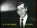 de prevert e kosma na voz de yves montand com  tradu��o : les feuilles mortes

oh ! je voudrais tant que tu te souviennes
des jours heureux o� nous �tions amis.
en ce temps-l� la vie �tait plus belle,
et le soleil plus br�lant qu'aujourd'hui.
les feuilles mortes se ramassent � la pelle.
tu vois, je n'ai pas oubli�...
les feuilles mortes se ramassent � la pelle,
les souvenirs et les regrets aussi
et le vent du nord les emporte
dans la nuit froide de l'oubli.
tu vois, je n'ai pas oubli�
la chanson que tu me chantais.

{refrain:}
c'est une chanson qui nous ressemble.
toi, tu m'aimais et je t'aimais
et nous vivions tous deux ensemble,
toi qui m'aimais, moi qui t'aimais.
mais la vie s�pare ceux qui s'aiment,
tout doucement, sans faire de bruit
et la mer efface sur le sable
les pas des amants d�sunis.

les feuilles mortes se ramassent � la pelle,
les souvenirs et les regrets aussi
mais mon amour silencieux et fid�le
sourit toujours et remercie la vie.
je t'aimais tant, tu �tais si jolie.
comment veux-tu que je t'oublie ?
en ce temps-l�, la vie �tait plus belle
et le soleil plus br�lant qu'aujourd'hui.
tu �tais ma plus douce amie
mais je n'ai que faire des regrets
et la chanson que tu chantais,
toujours, toujours je l'entendrai !