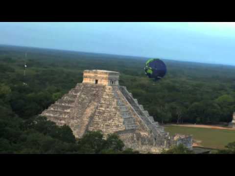 Activistas protestan por el cambio climático con un globo aerostático