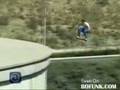 videos de Crazy dude jumps water towers